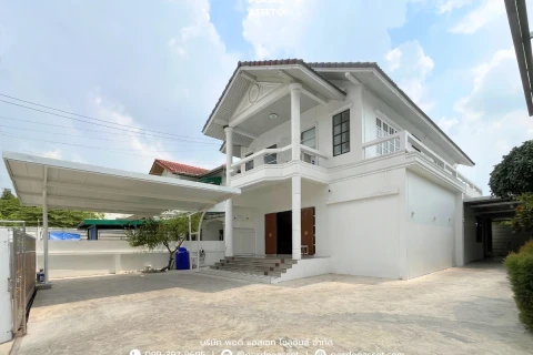 แกลลอรี่ของ บ้านเดี่ยวหลังใหญ่ พร้อมบ้านน๊อคดาวน์ ซอยเทิดราชัน 37 รูปที่ 2