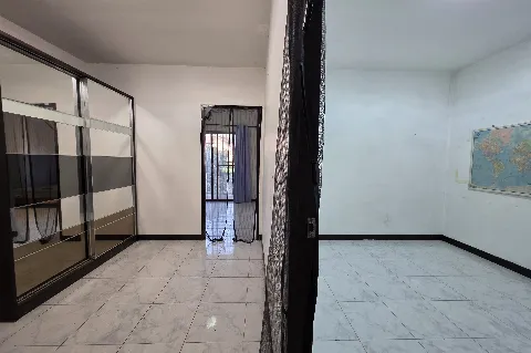 แกลลอรี่ของ ขายด่วน! บ้านทาวน์โฮม สร้างจากอิฐมอญแดงทั้งหลัง! รูปที่ 6