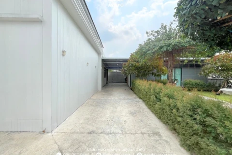 แกลลอรี่ของ บ้านเดี่ยวหลังใหญ่ พร้อมบ้านน๊อคดาวน์ ซอยเทิดราชัน 37 รูปที่ 25