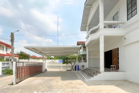 แกลลอรี่ของ บ้านเดี่ยวหลังใหญ่ พร้อมบ้านน๊อคดาวน์ ซอยเทิดราชัน 37 รูปที่ 29
