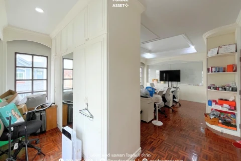 แกลลอรี่ของ บ้านเดี่ยวหลังใหญ่ พร้อมบ้านน๊อคดาวน์ ซอยเทิดราชัน 37 รูปที่ 7